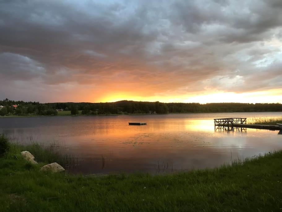 Mysig Stuga Med Sjoetomt, Naera Jaervsoebacken Buitenkant foto