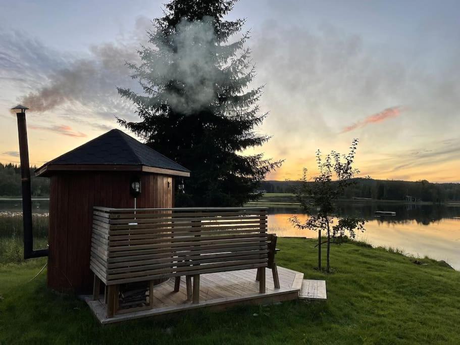 Mysig Stuga Med Sjoetomt, Naera Jaervsoebacken Buitenkant foto