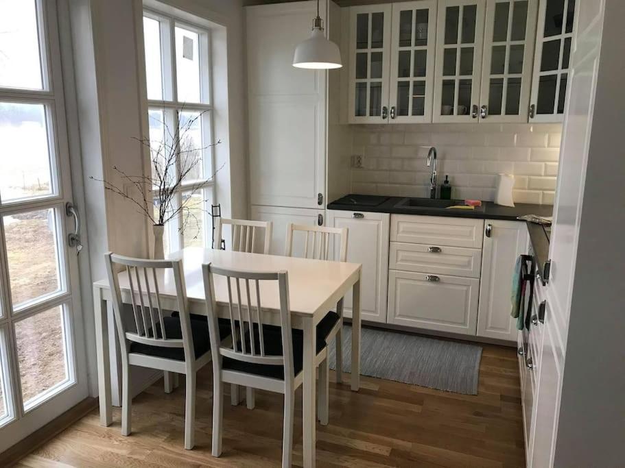 Mysig Stuga Med Sjoetomt, Naera Jaervsoebacken Buitenkant foto